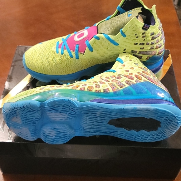 Lebron XVII AS PROMO sz 12.5 - Picture 4 of 4